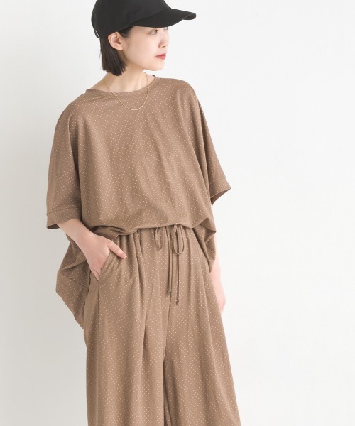 OMNES（オムネス）の「接触冷感レーヨンナイロンBIGシルエットプルオーバー（Tシャツ/カットソー・レディース・ホワイト/ブラック/ベージュ/ブルー/ラベンダー/キャメル/イエロー/チャコールグレー/モカ/ホワイト系その他/ブラック×ホワイト/ネイビー/グレー/グリーン/ブラウン/イエロー系その他・FREE）」の16枚目の写真