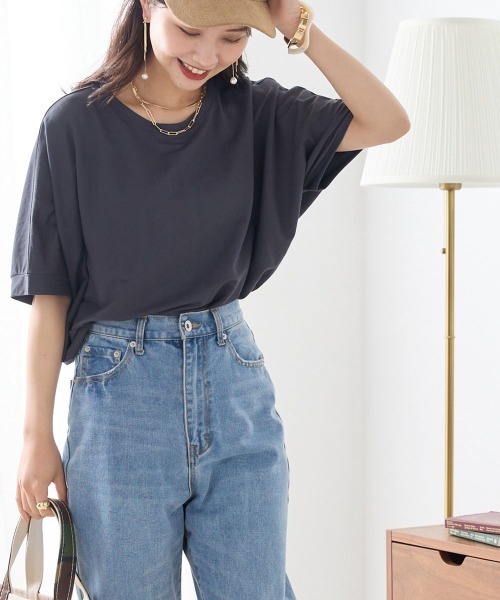 OMNES（オムネス）の「接触冷感レーヨンナイロンBIGシルエットプルオーバー（Tシャツ/カットソー・レディース・ホワイト/ブラック/ベージュ/ブルー/ラベンダー/キャメル/イエロー/チャコールグレー/モカ/ホワイト系その他/ブラック×ホワイト/ネイビー/グレー/グリーン/ブラウン/イエロー系その他・FREE）」の5枚目の写真