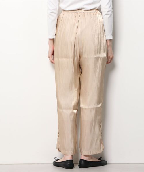 Uncut Bound（アンカットバウンド）の「CHIGNON(シニヨン)　ブライトサテンシャツ（その他パンツ・レディース・ベージュ/アイボリー・FREE）」の4枚目の写真