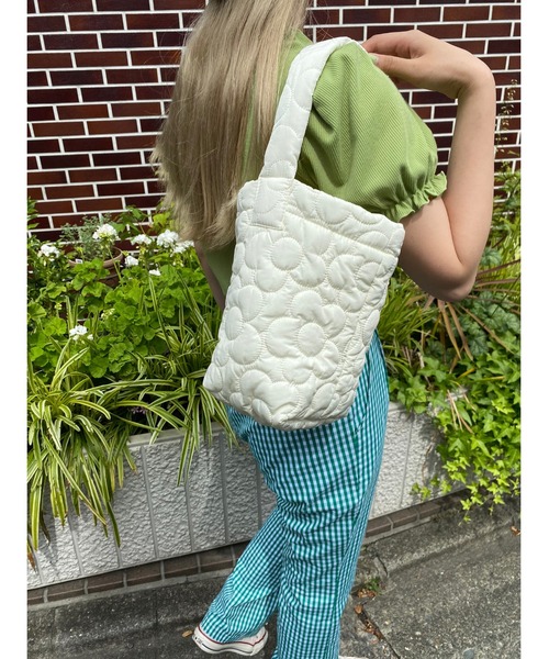 WC（ダブル シー）の「フラワーパターンキルトバッグ（トートバッグ・レディース・ピンク/ホワイト/サックスブルー・FREE）」の2枚目の写真