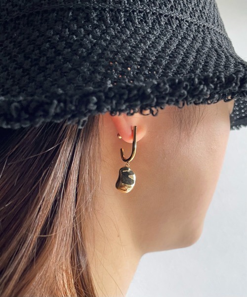 tone（トーン）の「【aussi/オッスィー】アシンメトリー メタル ストーン ピアス（ニッケルフリー）（ピアス（両耳用）・レディース・シルバー/ゴールド・FREE）」の4枚目の写真