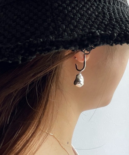 tone（トーン）の「【aussi/オッスィー】アシンメトリー メタル ストーン ピアス（ニッケルフリー）（ピアス（両耳用）・レディース・シルバー/ゴールド・FREE）」の8枚目の写真