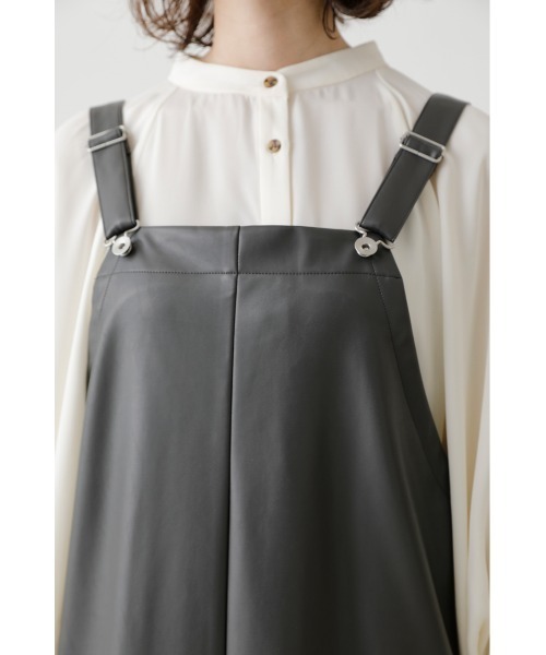 crie conforto(クリーコンフォルト)の「フェイクレザージャンスカ(ジャンパースカート・レディース・ブラック/ダークグレー/ライトベージュ・FREE)」の11枚目の写真