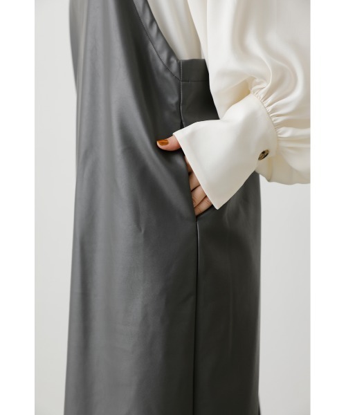 crie conforto(クリーコンフォルト)の「フェイクレザージャンスカ(ジャンパースカート・レディース・ブラック/ダークグレー/ライトベージュ・FREE)」の14枚目の写真