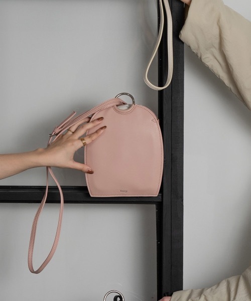 lawgy（ラウジー）の「round hook shoulder bag（ショルダーバッグ・レディース・ブラック/アイボリー/ピンク系その他・FREE）」の5枚目の写真