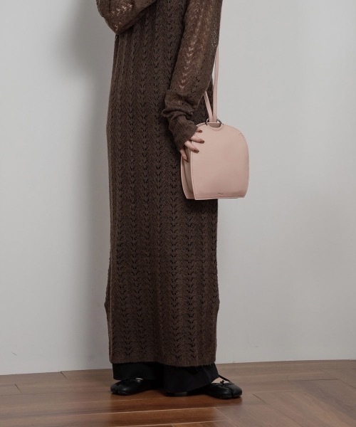 lawgy（ラウジー）の「round hook shoulder bag（ショルダーバッグ・レディース・ブラック/アイボリー/ピンク系その他・FREE）」の4枚目の写真