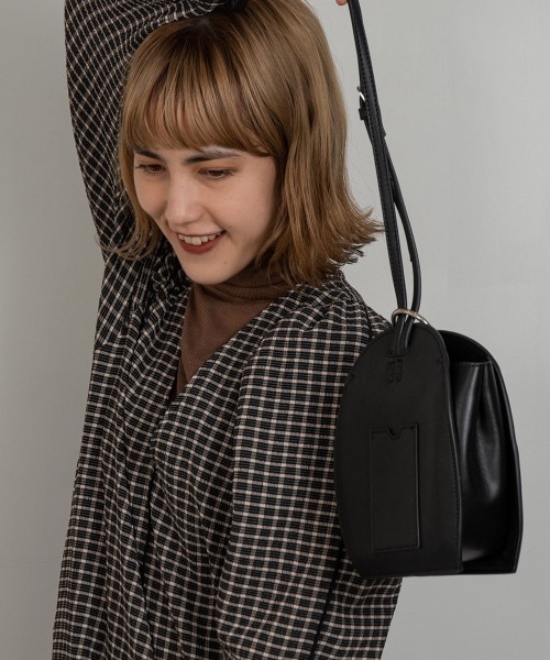 lawgy（ラウジー）の「round hook shoulder bag（ショルダーバッグ・レディース・ブラック/アイボリー/ピンク系その他・FREE）」の7枚目の写真