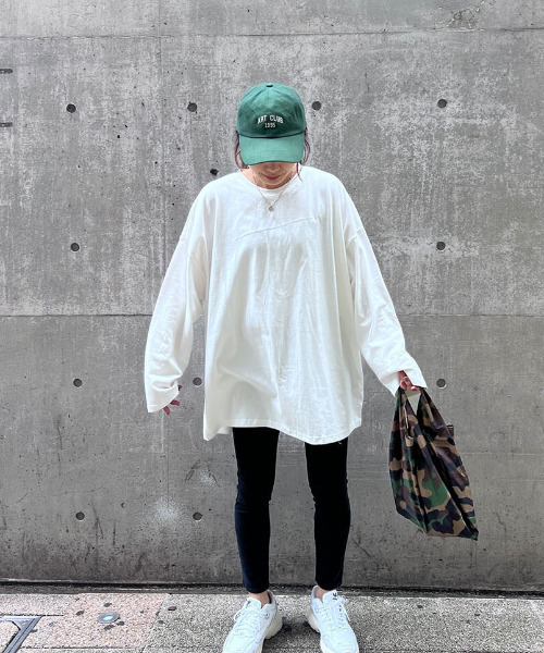 ISOOK(アイスー)の「Back print over long TEE / バックプリントオーバーロンT(chiica select)(Tシャツ/カットソー・レディース・ブラック/ホワイト・FREE)」の5枚目の写真