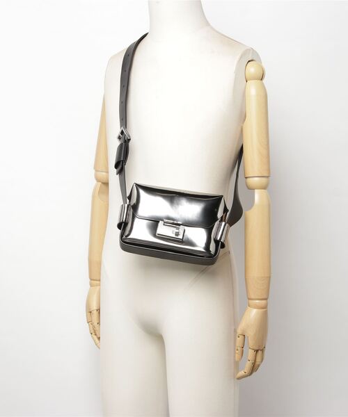 ALLSAINTS（オールセインツ）の「FRANKIE CROSSBODY | FRANKIE クロスボディ（ショルダーバッグ・レディース・シルバー系・ONE SIZE）」の4枚目の写真
