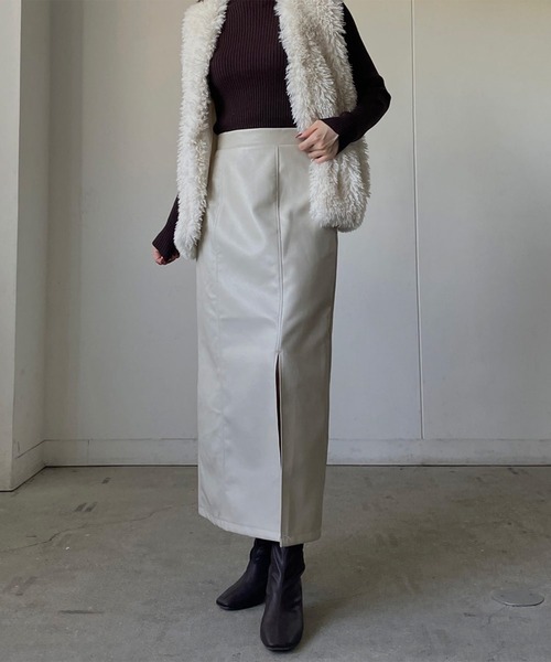 LE MORE(リモア)の「フロントスリットフェイクレザースカート(スカート・レディース・アイボリー/ブラック/ブラウン・FREE)」の4枚目の写真