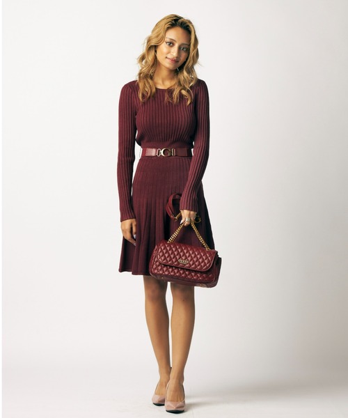 Guess（ゲス）の「Rib Pleated Paige Sweater Dress（ワンピース・レディース・ボルドー・SMALL/MEDIUM/X-SMALL）」の5枚目の写真