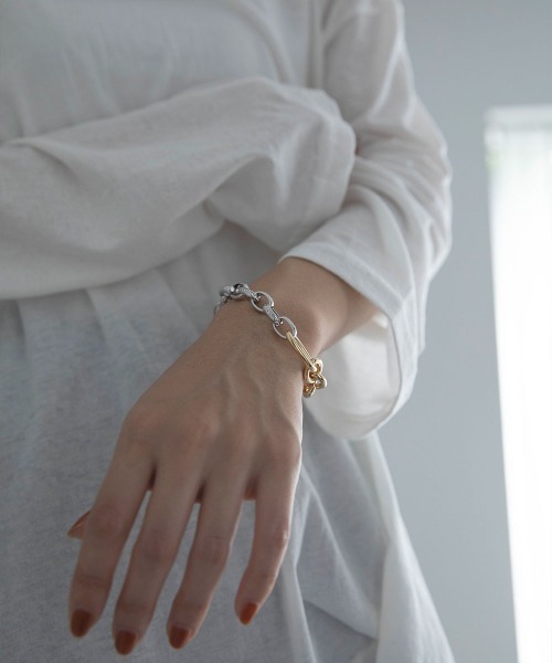 marjour(マージュール)の「COMBI COLOR CHAIN BRACELET(ブレスレット・レディース・シルバー×ゴールド・FREE)」の4枚目の写真