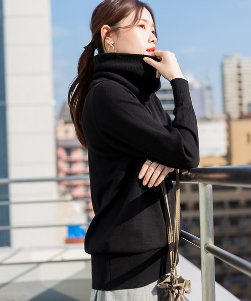atONE(アットワン)の「atONE ゆるっとタートルネックチュニックセーター 5L展開で大きいサイズ・ワイドサイズ対応(ニット/セーター・レディース・グレイッシュベージュ/ブラック/杢グレー・M-L/4L~5L/LL~3L)」の4枚目の写真