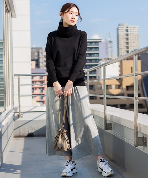 atONE(アットワン)の「atONE ゆるっとタートルネックチュニックセーター 5L展開で大きいサイズ・ワイドサイズ対応(ニット/セーター・レディース・グレイッシュベージュ/ブラック/杢グレー・M-L/4L~5L/LL~3L)」の8枚目の写真