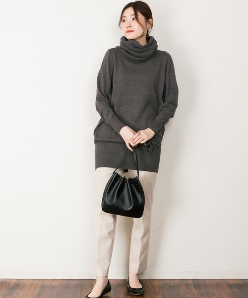 atONE(アットワン)の「atONE ゆるっとタートルネックチュニックセーター 5L展開で大きいサイズ・ワイドサイズ対応(ニット/セーター・レディース・グレイッシュベージュ/ブラック/杢グレー・M-L/4L~5L/LL~3L)」の13枚目の写真