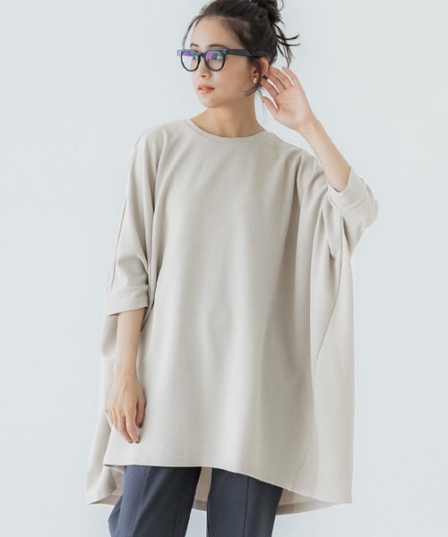 coca(coca)(コカ)の「【WEB限定セール】エンボス加工ビッグシルエットトップス(Tシャツ/カットソー・レディース・ライトグレー/ブラック・ONE SIZE)」の1枚目の写真