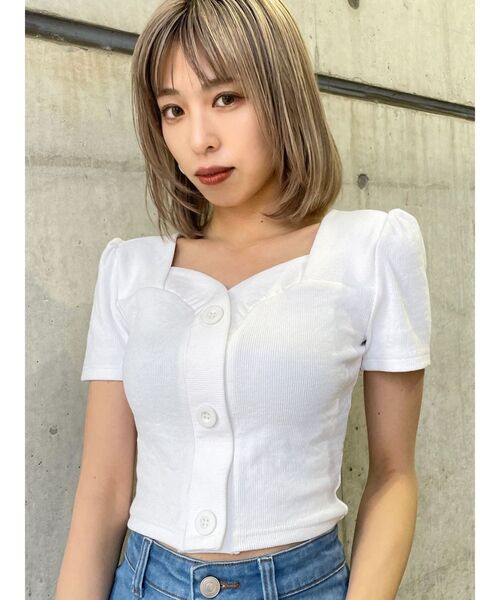 EMODA(エモダ)の「フロントボタンショートリブトップ(Tシャツ/カットソー・レディース・ホワイト/ブラック/ブルー・FREE)」の2枚目の写真