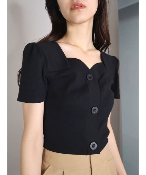 EMODA(エモダ)の「フロントボタンショートリブトップ(Tシャツ/カットソー・レディース・ホワイト/ブラック/ブルー・FREE)」の1枚目の写真