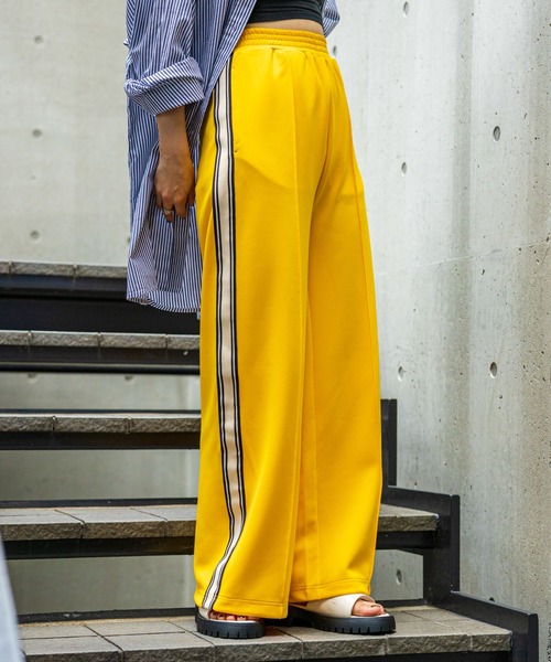FOREVER 21（フォーエバー トゥエンティーワン）の「サイドラインジャージパンツ（その他パンツ・レディース・ブラック/レッド/イエロー/ブルー・SMALL/MEDIUM/LARGE）」の14枚目の写真