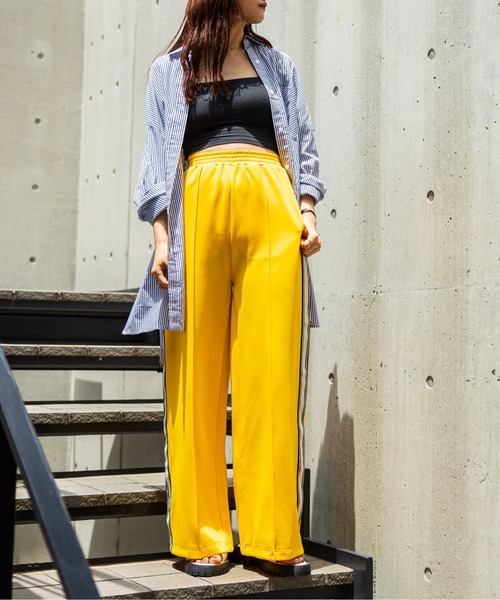 FOREVER 21（フォーエバー トゥエンティーワン）の「サイドラインジャージパンツ（その他パンツ・レディース・ブラック/レッド/イエロー/ブルー・SMALL/MEDIUM/LARGE）」の12枚目の写真