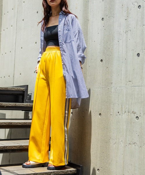 FOREVER 21（フォーエバー トゥエンティーワン）の「サイドラインジャージパンツ（その他パンツ・レディース・ブラック/レッド/イエロー/ブルー・SMALL/MEDIUM/LARGE）」の13枚目の写真