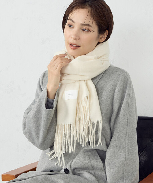 MONO　COMME CA（モノコムサ）の「ソフトタッチストール（ストール/ショール・レディース・オフホワイト/ライトグレー/ベージュ/チャコール・FREE）」の2枚目の写真