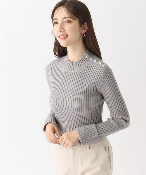 index（インデックス）の「◆≪5color≫ パール調ボタン リブハイネックニット【洗濯機洗い可】（ニット/セーター・レディース・チャコールグレー/ブルー系5/グレー系4/ライトベージュ/オフホワイト・38/36/42/40）」の3枚目の写真