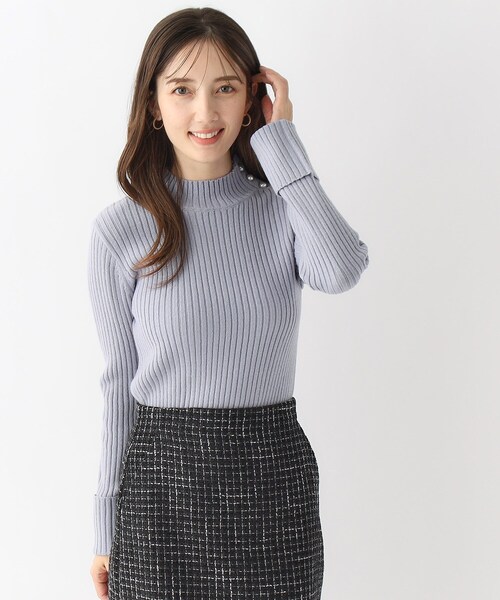 index（インデックス）の「◆≪5color≫ パール調ボタン リブハイネックニット【洗濯機洗い可】（ニット/セーター・レディース・チャコールグレー/ブルー系5/グレー系4/ライトベージュ/オフホワイト・38/36/42/40）」の5枚目の写真