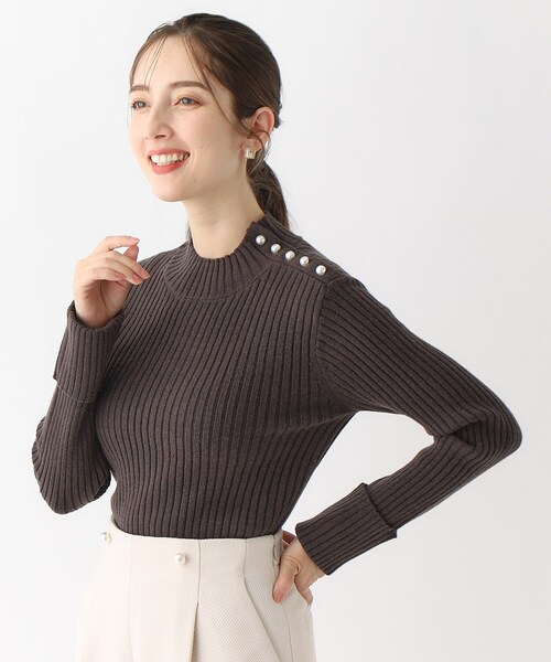 index（インデックス）の「◆≪5color≫ パール調ボタン リブハイネックニット【洗濯機洗い可】（ニット/セーター・レディース・チャコールグレー/ブルー系5/グレー系4/ライトベージュ/オフホワイト・38/36/42/40）」の2枚目の写真