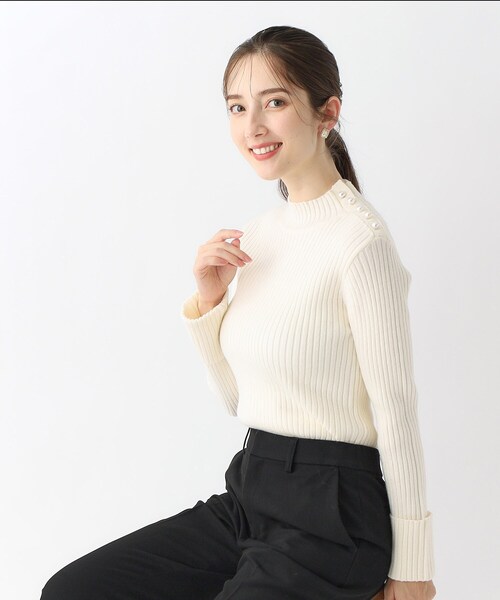 index（インデックス）の「◆≪5color≫ パール調ボタン リブハイネックニット【洗濯機洗い可】（ニット/セーター・レディース・チャコールグレー/ブルー系5/グレー系4/ライトベージュ/オフホワイト・38/36/42/40）」の8枚目の写真