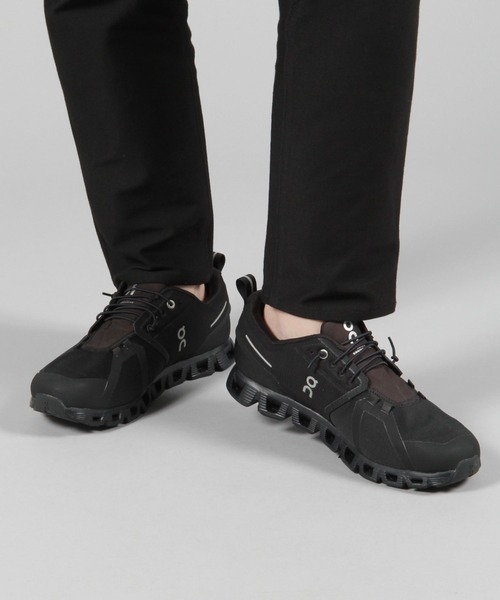 On（オン）の「【On(オン)】Cloud 5 Waterproof（スニーカー・メンズ・ブラック/ライトグレー・26.5cm/27cm/27.5cm/28cm）」の3枚目の写真