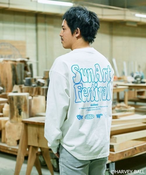 BAYFLOW(ベイフロー)の「【SMILEY FACE(スマイリーフェイス)】HELLO SMILEY長袖プリントTシャツ(Tシャツ/カットソー・メンズ・ホワイト系/チャコール/オフホワイト/イエロー・MEDIUM/LARGE)」の2枚目の写真