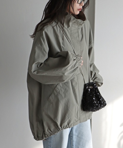 COURO（コウロ）の「スタンドカラーナイロンモンスターコート（ナイロンジャケット・レディース・アイボリー/グレイッシュベージュ/カーキ/ブラック・M/L）」の4枚目の写真