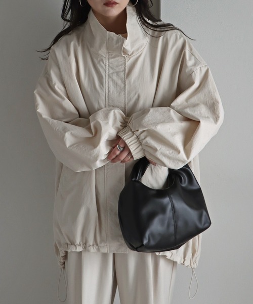 COURO（コウロ）の「スタンドカラーナイロンモンスターコート（ナイロンジャケット・レディース・アイボリー/グレイッシュベージュ/カーキ/ブラック・M/L）」の2枚目の写真