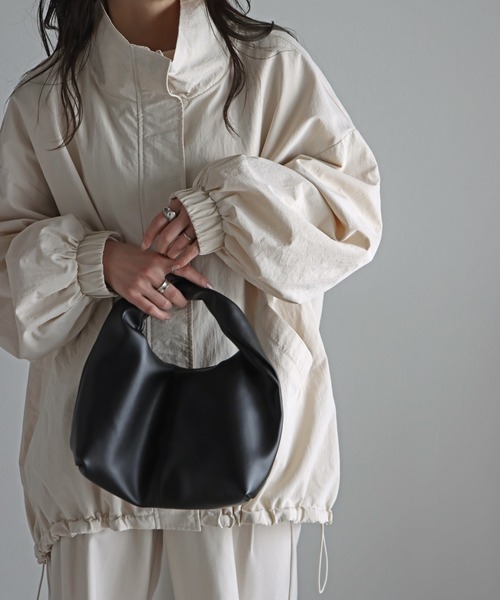 COURO（コウロ）の「スタンドカラーナイロンモンスターコート（ナイロンジャケット・レディース・アイボリー/グレイッシュベージュ/カーキ/ブラック・M/L）」の12枚目の写真