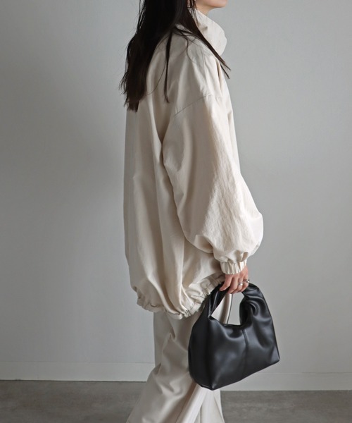 COURO（コウロ）の「スタンドカラーナイロンモンスターコート（ナイロンジャケット・レディース・アイボリー/グレイッシュベージュ/カーキ/ブラック・M/L）」の13枚目の写真