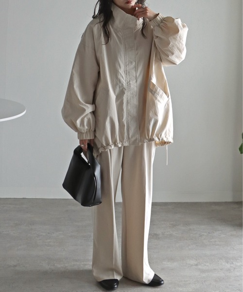 COURO（コウロ）の「スタンドカラーナイロンモンスターコート（ナイロンジャケット・レディース・アイボリー/グレイッシュベージュ/カーキ/ブラック・M/L）」の14枚目の写真