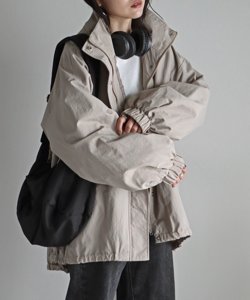 COURO（コウロ）の「スタンドカラーナイロンモンスターコート（ナイロンジャケット・レディース・アイボリー/グレイッシュベージュ/カーキ/ブラック・M/L）」の20枚目の写真