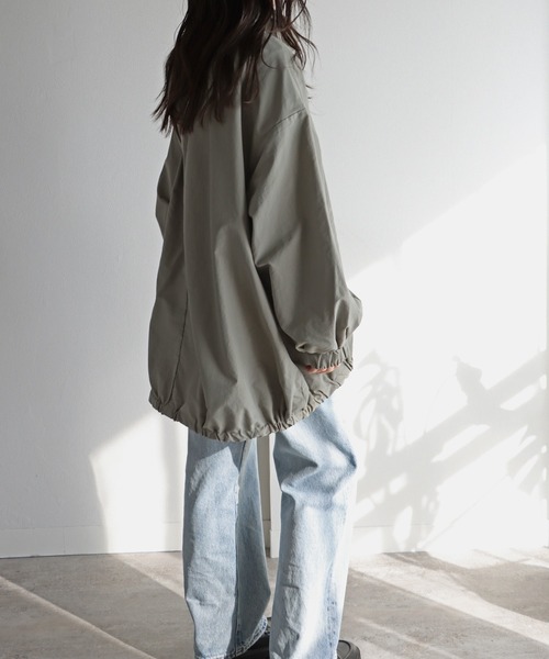 COURO（コウロ）の「スタンドカラーナイロンモンスターコート（ナイロンジャケット・レディース・アイボリー/グレイッシュベージュ/カーキ/ブラック・M/L）」の5枚目の写真