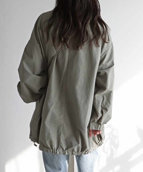 COURO（コウロ）の「スタンドカラーナイロンモンスターコート（ナイロンジャケット・レディース・アイボリー/グレイッシュベージュ/カーキ/ブラック・M/L）」の6枚目の写真