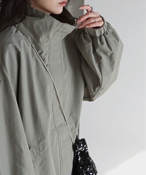 COURO（コウロ）の「スタンドカラーナイロンモンスターコート（ナイロンジャケット・レディース・アイボリー/グレイッシュベージュ/カーキ/ブラック・M/L）」の9枚目の写真