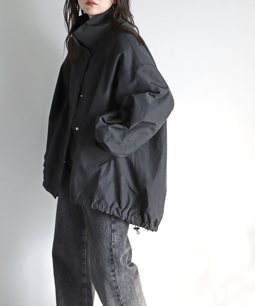 COURO（コウロ）の「スタンドカラーナイロンモンスターコート（ナイロンジャケット・レディース・アイボリー/グレイッシュベージュ/カーキ/ブラック・M/L）」の15枚目の写真