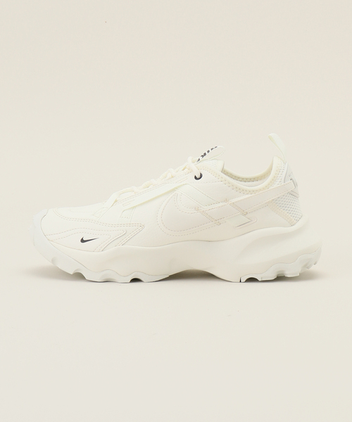 SLOBE IENA（スローブイエナ）の「《WEB限定》【NIKE/ナイキ】 TC7900（スニーカー・レディース・ホワイト・23cm/23.5cm/24cm/24.5cm/25cm）」の2枚目の写真