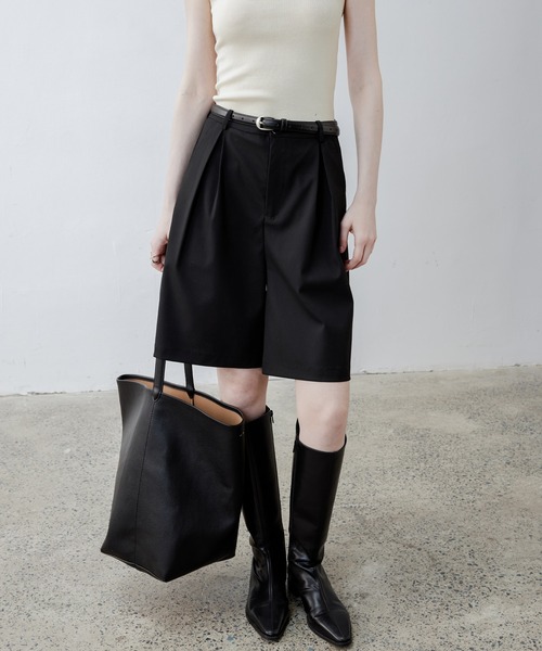 tageechita(タジチタ)の「【tageechita】ワンタックハーフパンツ(スラックス・レディース・ベージュ/ブラック・S/L/M)」の1枚目の写真