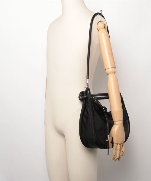 GANNI（ガニー）の「GANNI Knot Baguette ガニー ノット ハンドバッグ（ハンドバッグ・レディース・ブラック・FREE）」の3枚目の写真