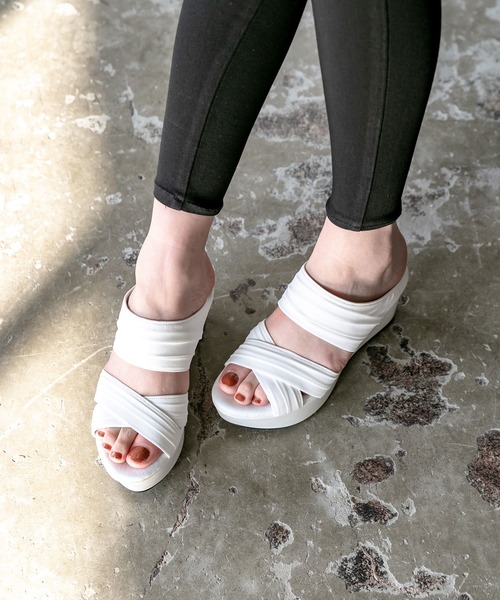 Newlyme（ニューリーミー）の「最強やみつき厚底フッドベッドドレープサンダル【レディース】【通販】【小さいサイズ】【大きいサイズ】（サンダル・レディース・ホワイト/ブラック/ホワイト系その他/ブラック系その他/グレー/グレー系その他・24cm/23.5cm/23cm/22.5cm/22cm/25.5cm/25cm/24.5cm）」の11枚目の写真