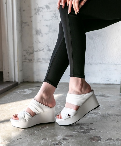 Newlyme（ニューリーミー）の「最強やみつき厚底フッドベッドドレープサンダル【レディース】【通販】【小さいサイズ】【大きいサイズ】（サンダル・レディース・ホワイト/ブラック/ホワイト系その他/ブラック系その他/グレー/グレー系その他・24cm/23.5cm/23cm/22.5cm/22cm/25.5cm/25cm/24.5cm）」の12枚目の写真