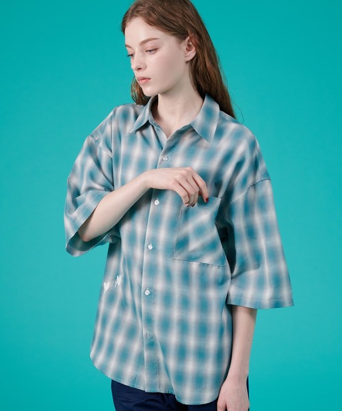 ONCILY(オンシェリー)の「OMBRE CHECK SHIRT / オンブレチェックシャツ(シャツ/ブラウス・メンズ・ブルー/アイボリー・LARGE/MEDIUM/SMALL)」の3枚目の写真