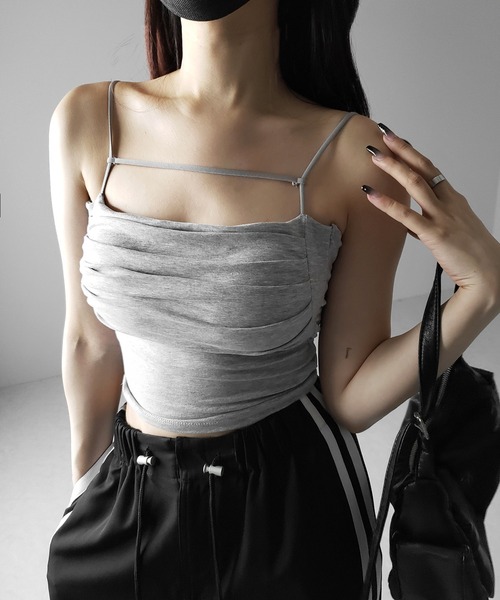me+em select(ミームセレクト)の「【 カップ付き/2WAY 】ラインストラップタックショートキャミソール / line strap tuck short camisole(キャミソール・レディース・グレー/ホワイト/ブラック・FREE)」の3枚目の写真
