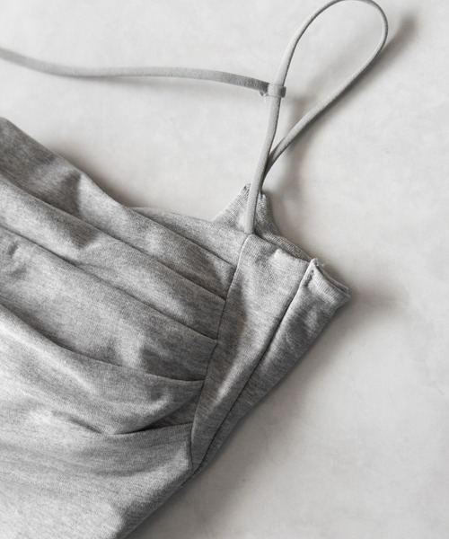 me+em select(ミームセレクト)の「【 カップ付き/2WAY 】ラインストラップタックショートキャミソール / line strap tuck short camisole(キャミソール・レディース・グレー/ホワイト/ブラック・FREE)」の12枚目の写真